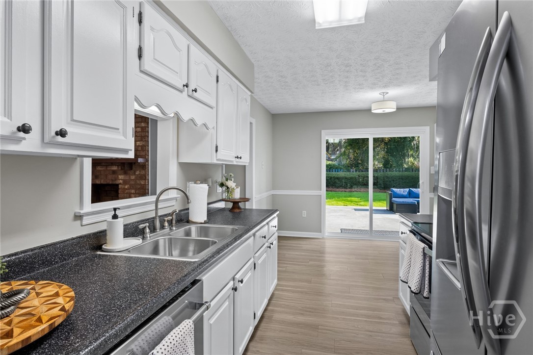 1106 Oakleaf Drive Savannah, GA 31410 - Photo 10 of 30 Kitchen with eating area