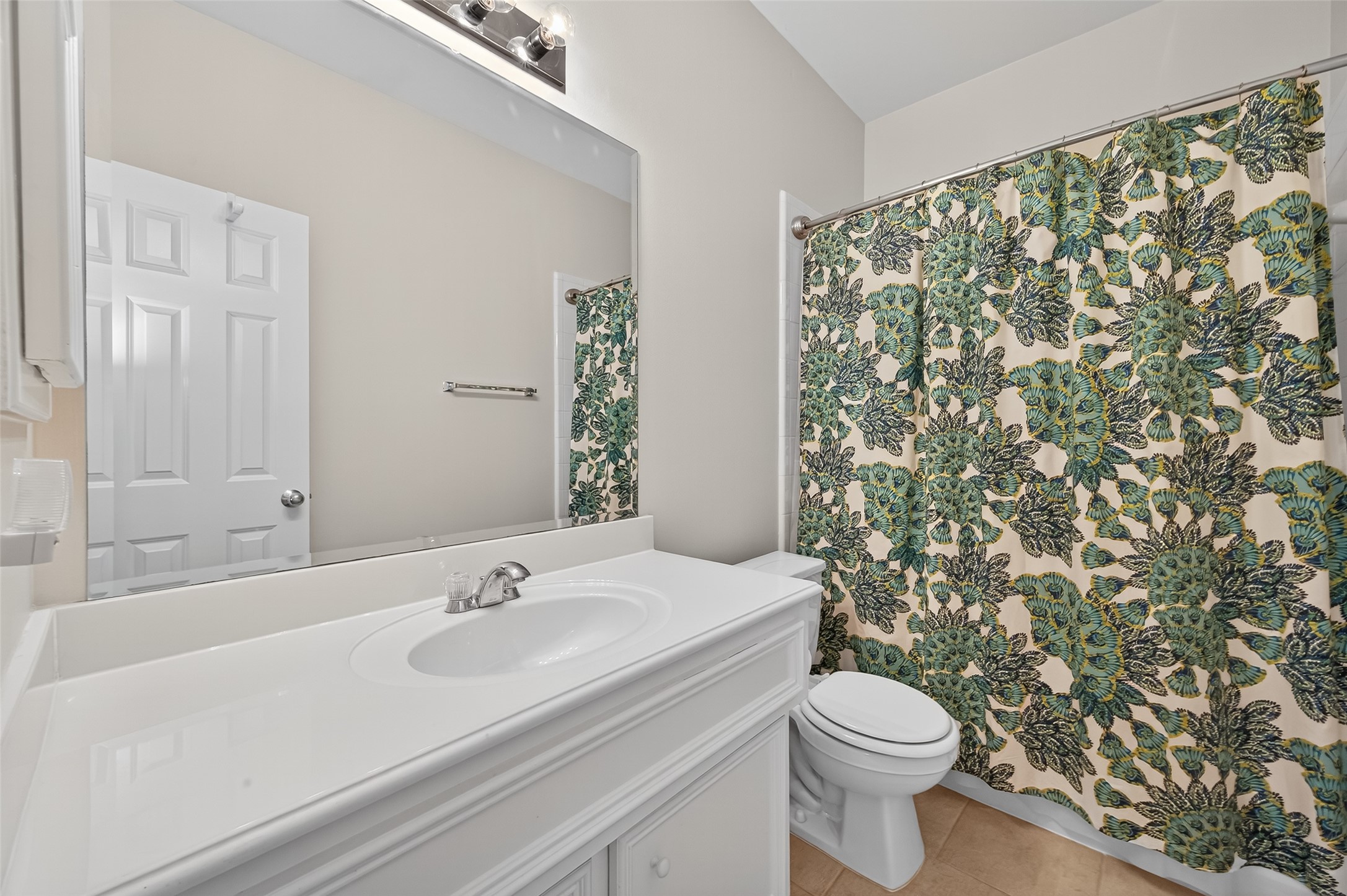 2913 West Dallas Street Houston, TX 77019 - Photo 22 of 34 a bathroom with a sink toilet and shower