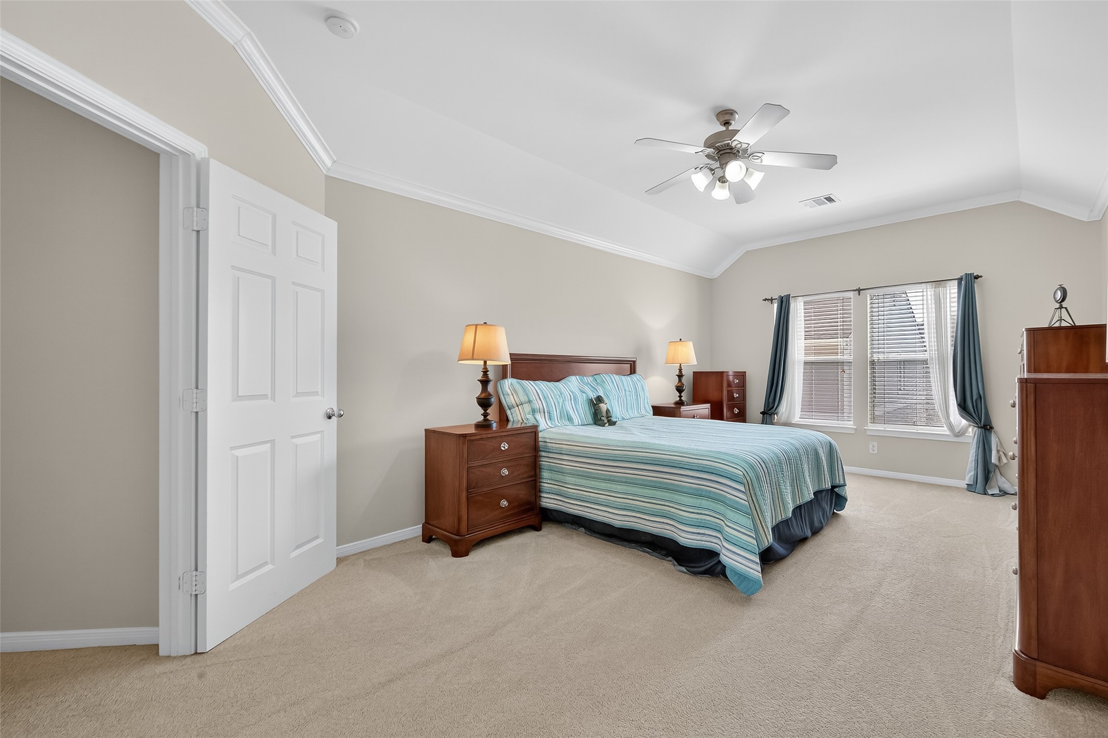 2913 West Dallas Street Houston, TX 77019 - Photo 24 of 34 a bedroom with bed and window