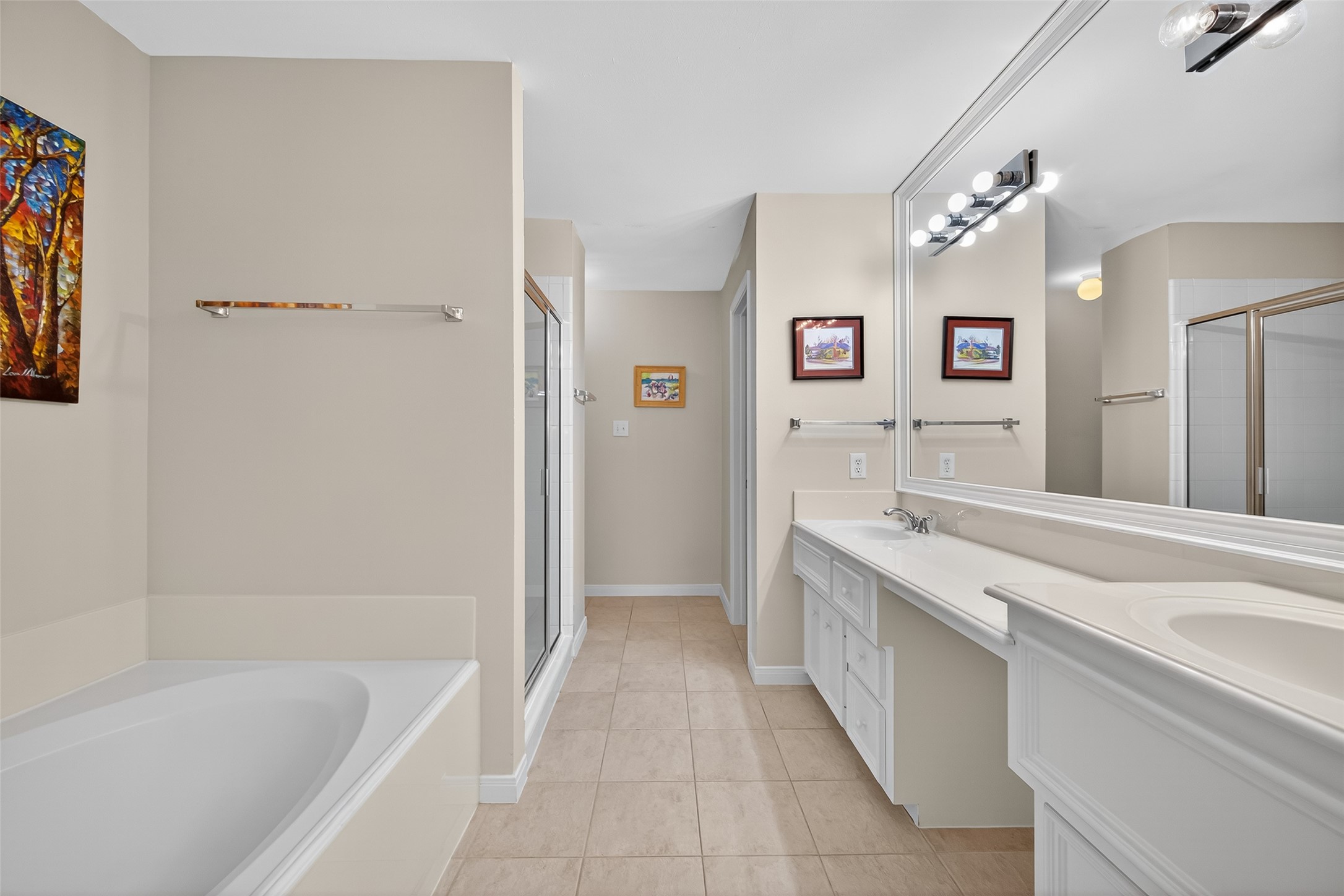 2913 West Dallas Street Houston, TX 77019 - Photo 28 of 34 a spacious bathroom with a tub sink and mirror