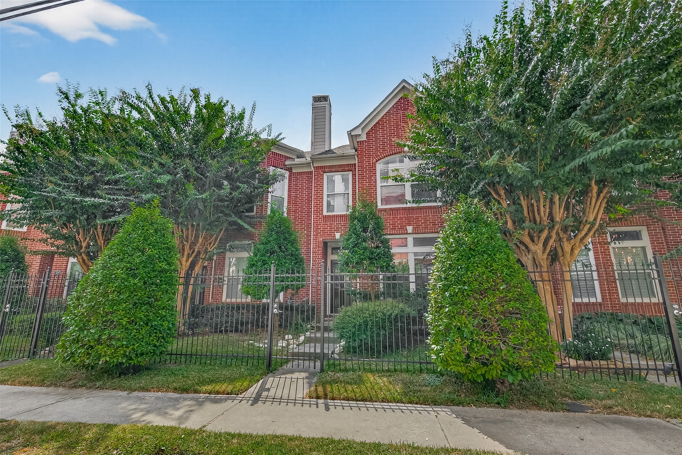 2913 West Dallas Street Houston, TX 77019 - Photo 7 of 34 front view of a house with a garden