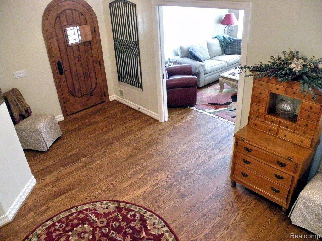 326 Glendale Avenue Rochester, MI 48307 - Photo 3 of 25 Foyer