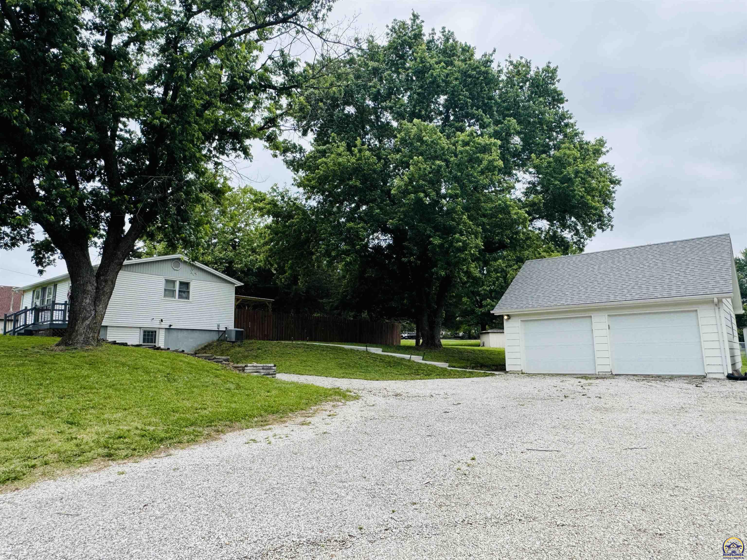 320 Northeast 58th Street Topeka, KS 66617 - Photo 4 of 49