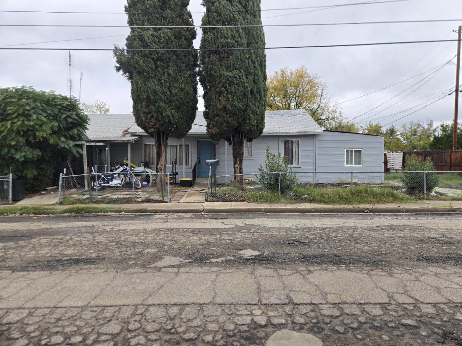 1726 Merced Street Dos Palos, CA 93620 - Photo 1 of 12 a front view of a house