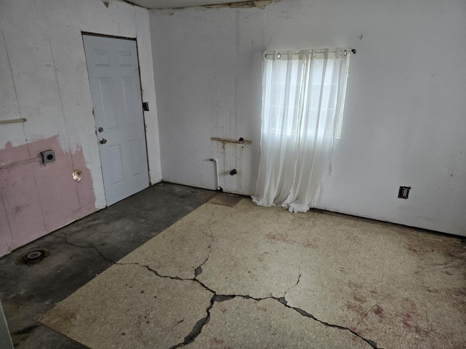 1726 Merced Street Dos Palos, CA 93620 - Photo 11 of 12 an empty room with windows