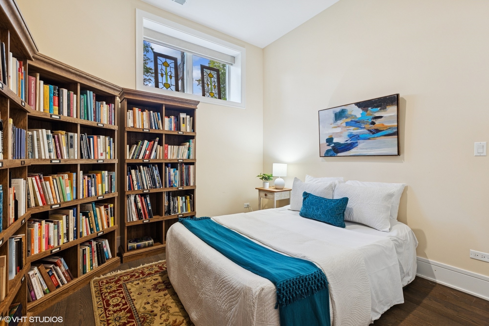 5748 North Hermitage Avenue, Unit 102 Chicago, IL 60660 - Photo 20 of 34 a bedroom with a book shelf and a book shelf