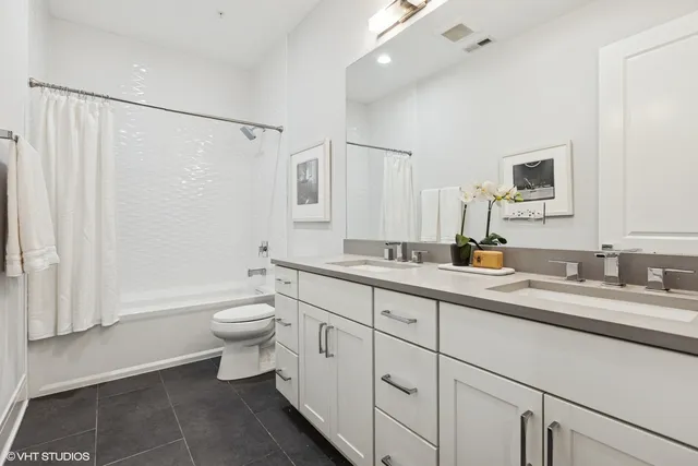 $899,900 | 5748 North Hermitage Avenue, Unit 102, Chicago, IL 60660