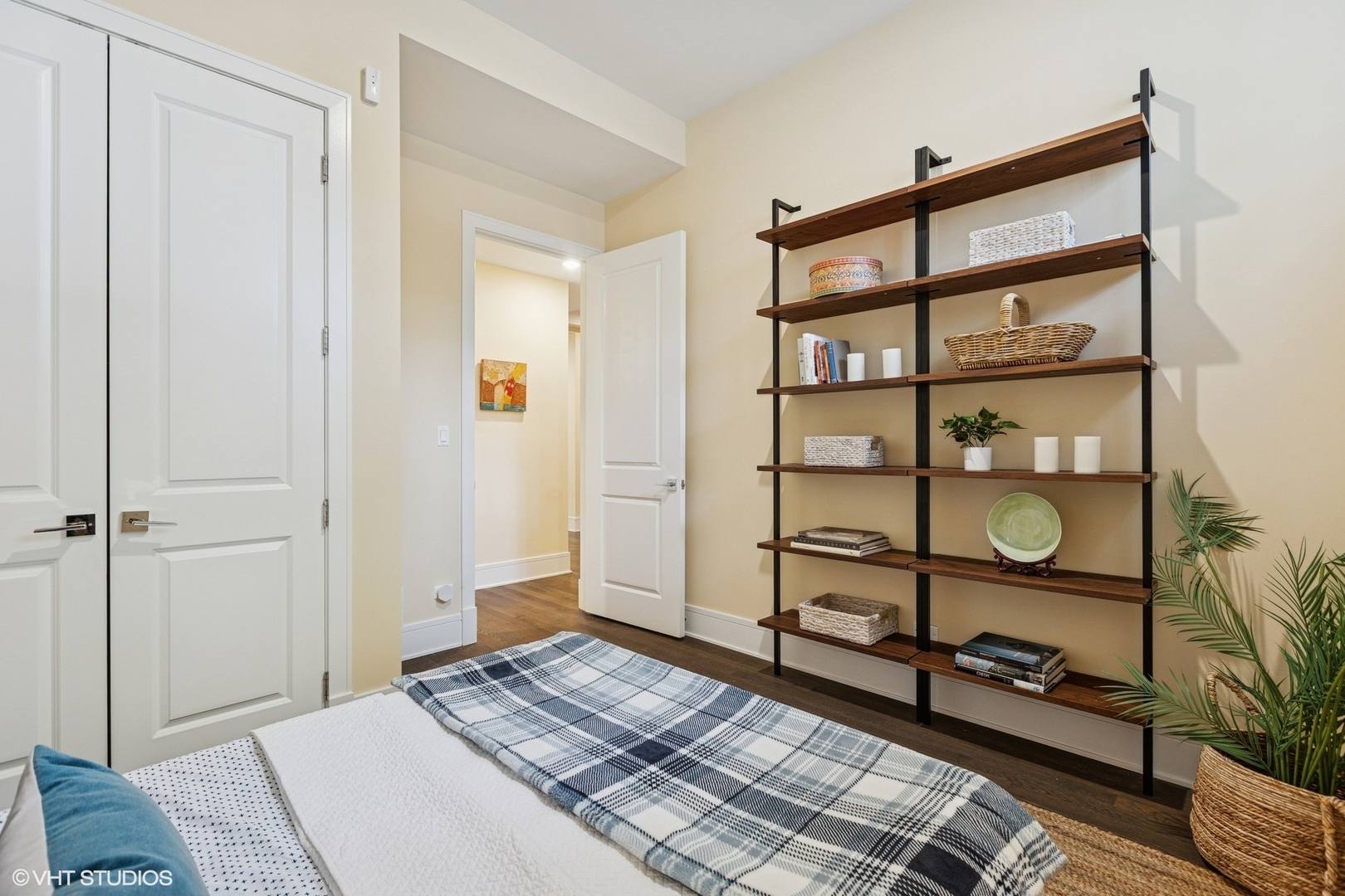 5748 North Hermitage Avenue, Unit 102 Chicago, IL 60660 - Photo 23 of 34 a bedroom with a bed and a window