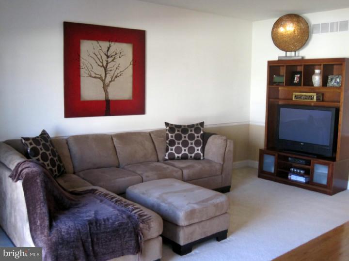 28 Bryce Road Berlin, NJ 08009 - Photo 5 of 18 Living Room