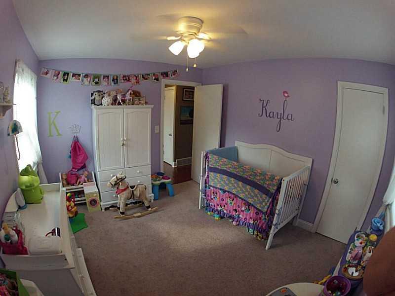 29 Ewing Road McKees Rocks, PA 15136 - Photo 5 of 24 Bedroom. Spacious with ceiling fan.