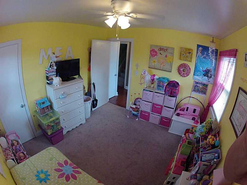 29 Ewing Road McKees Rocks, PA 15136 - Photo 6 of 24 Bedroom. Spacious with ceiling fan.