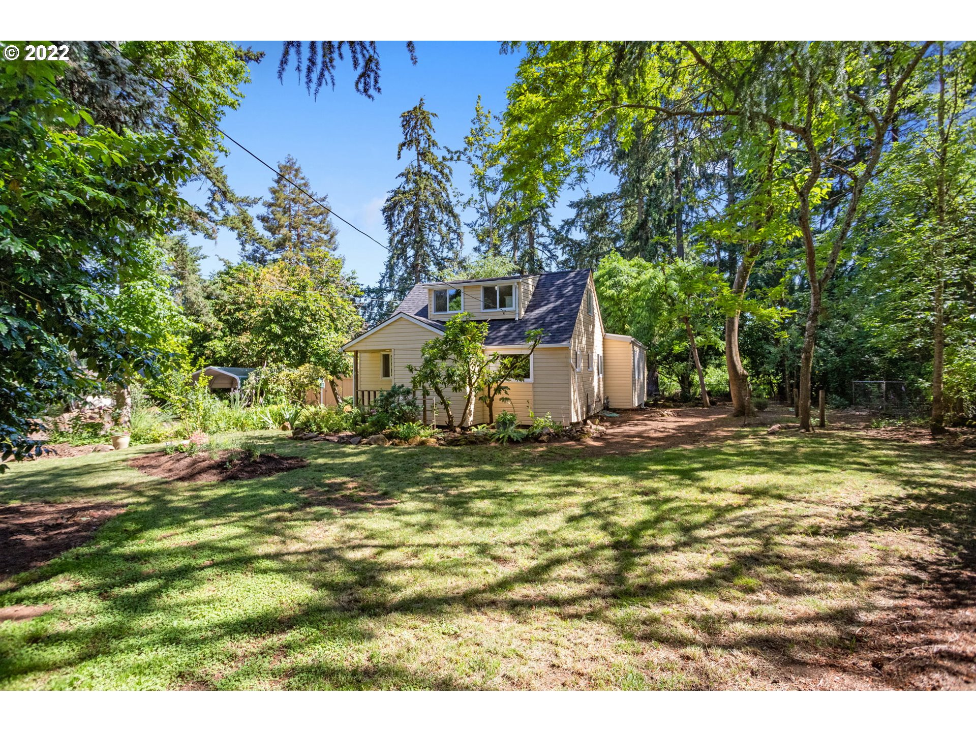 2020 Southeast Waldron Road Milwaukie, OR 97222 - Photo 4 of 32 a backyard of a house with lots of green space