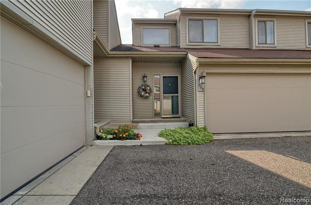 568 Victoria Court Rochester Hills, MI 48307 - Photo 1 of 35