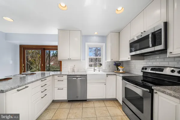 $885,000 | 7115 Hundsford Lane, Springfield, VA 22153