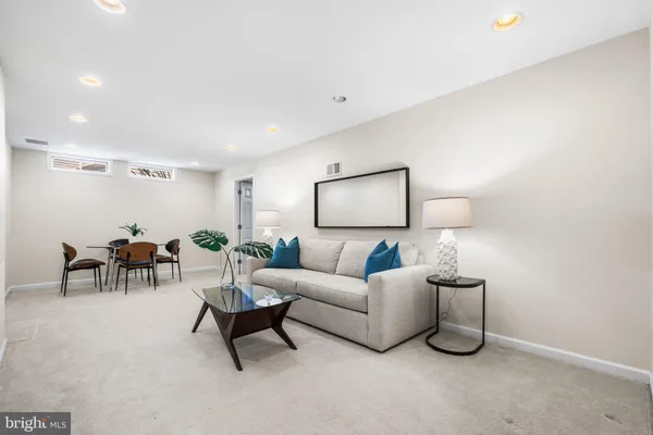 $885,000 | 7115 Hundsford Lane, Springfield, VA 22153