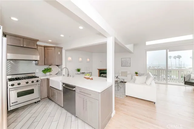 $1,249,000 | 6690 Vista Del Mar, Unit H, Playa del Rey, CA 90293