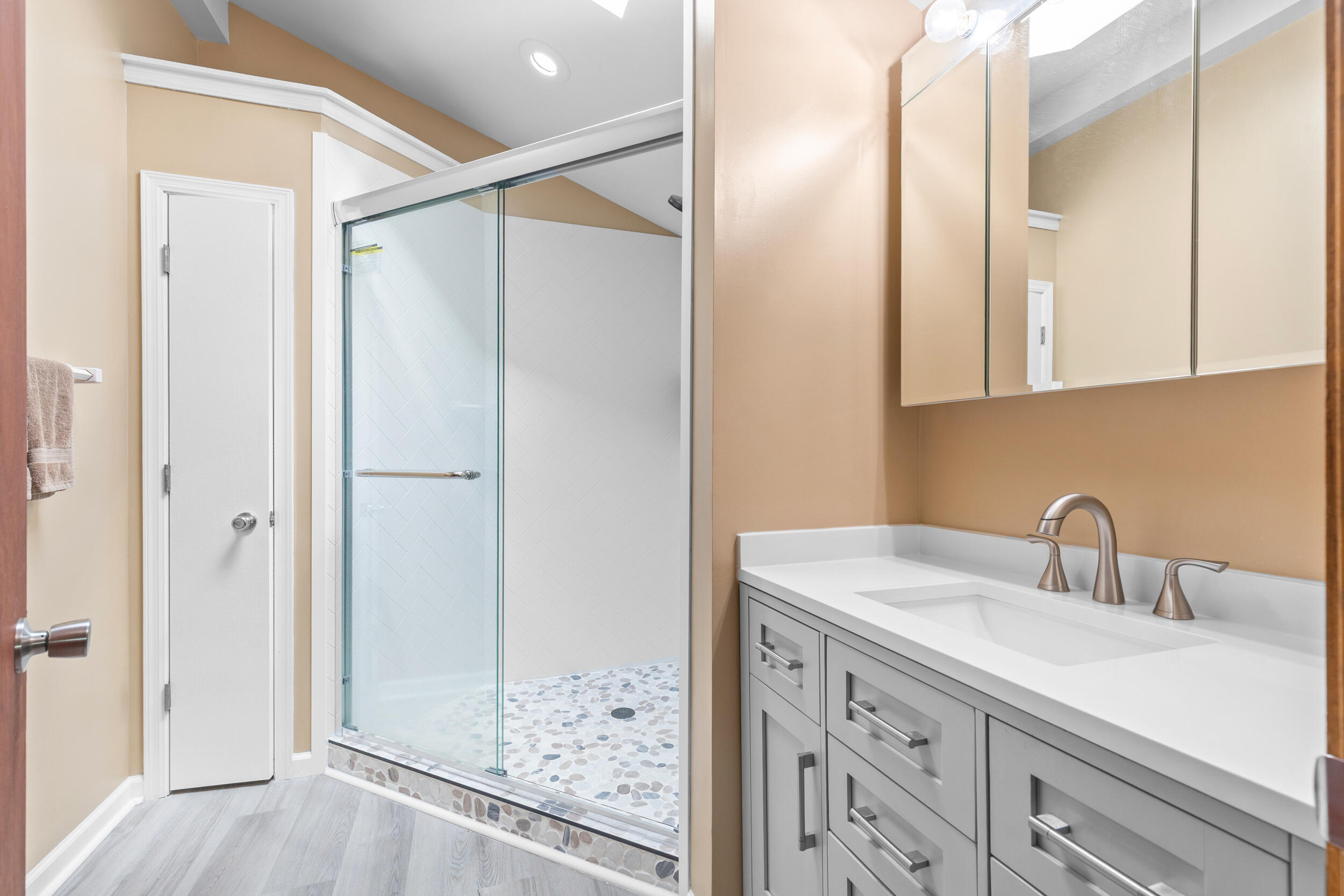 9201 West County Line Road Milwaukee, WI 53224 - Photo 17 of 24 Master Bath