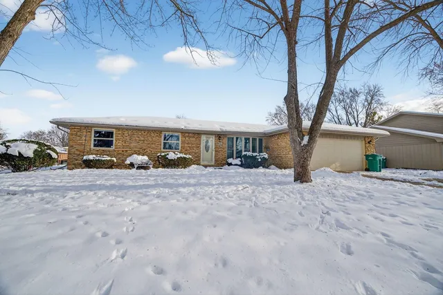 $380,000 | 616 Ca Crest Drive, Shorewood, IL 60404