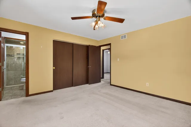 a view of empty room with a ceiling fan
