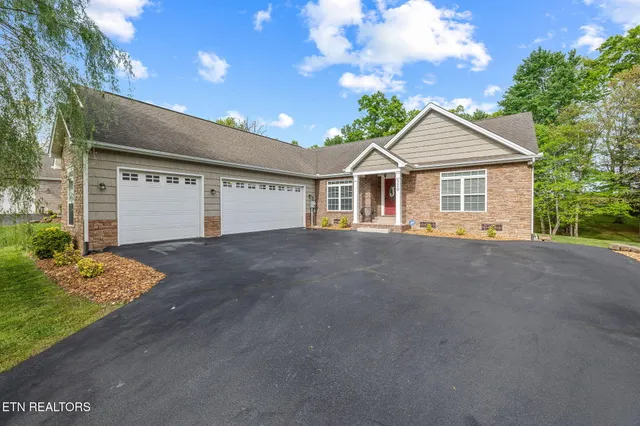 $442,500 | 520 East Deer Creek Drive, Crossville, TN 38571