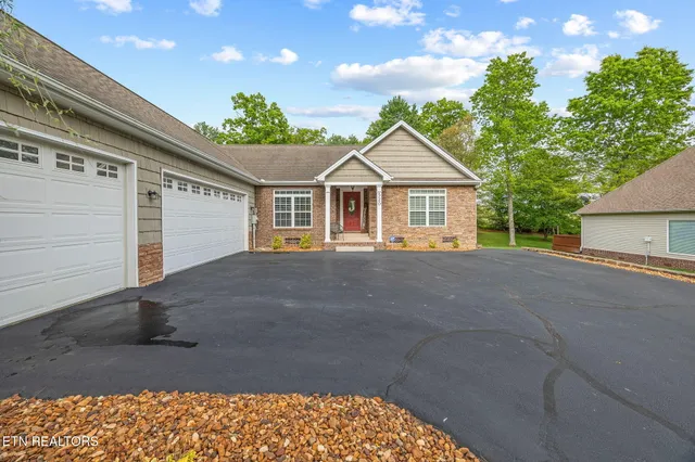 $442,500 | 520 East Deer Creek Drive, Crossville, TN 38571