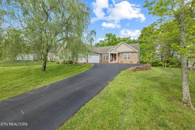 $442,500 | 520 East Deer Creek Drive, Crossville, TN 38571