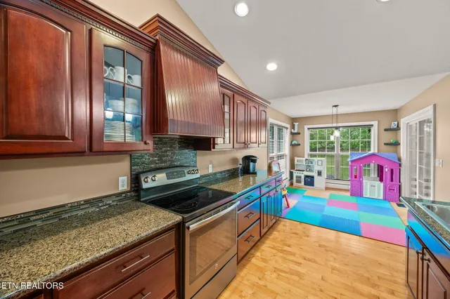 $442,500 | 520 East Deer Creek Drive, Crossville, TN 38571