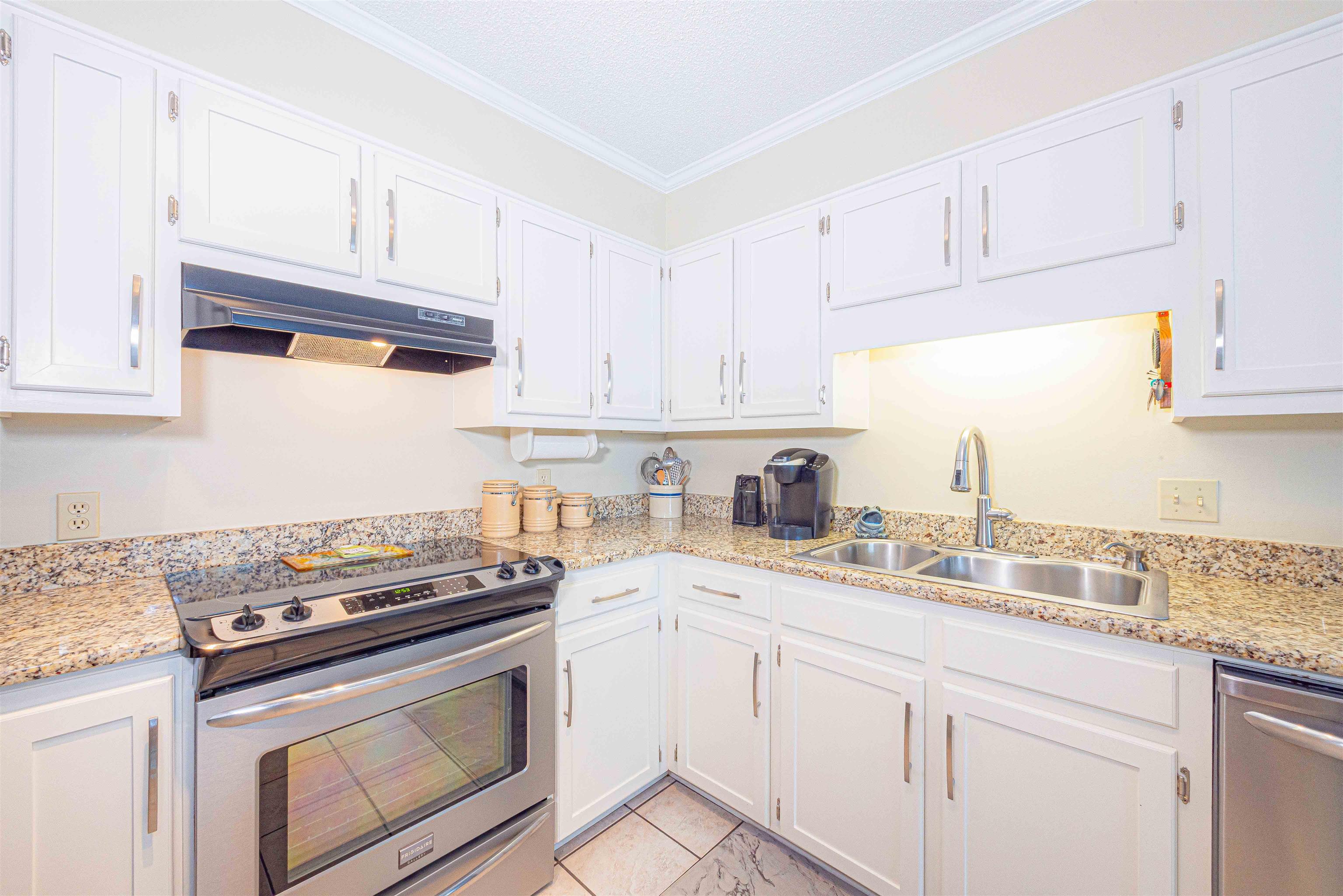 485 Ridgewood Drive Daphne, AL 36526 - Photo 20 of 38 Kitchen
