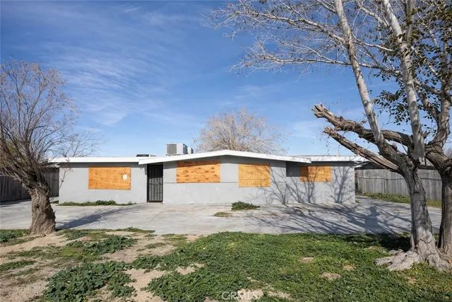 a view of a back yard