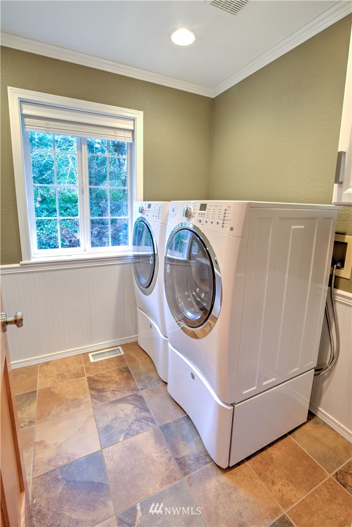 7736 Fairview Road Southwest Tumwater, WA 98512 - Photo 14 of 25 a utility room with dryer and washer