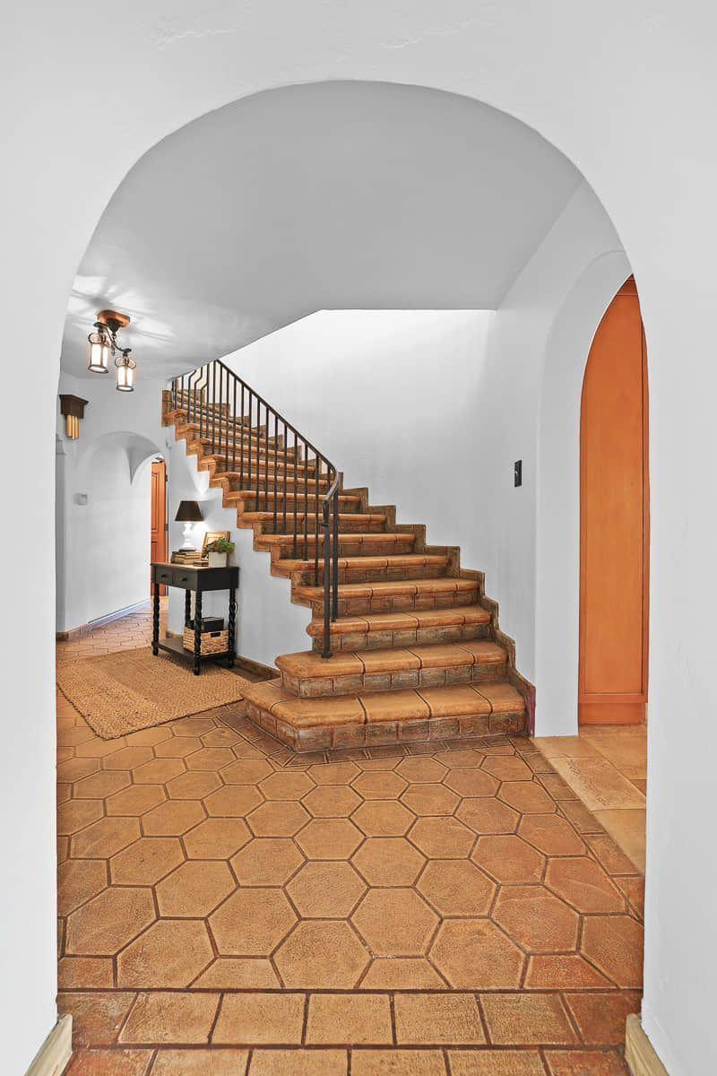 960 Rosemount Road Glendale, CA 91207 - Photo 27 of 75 Full Staircase