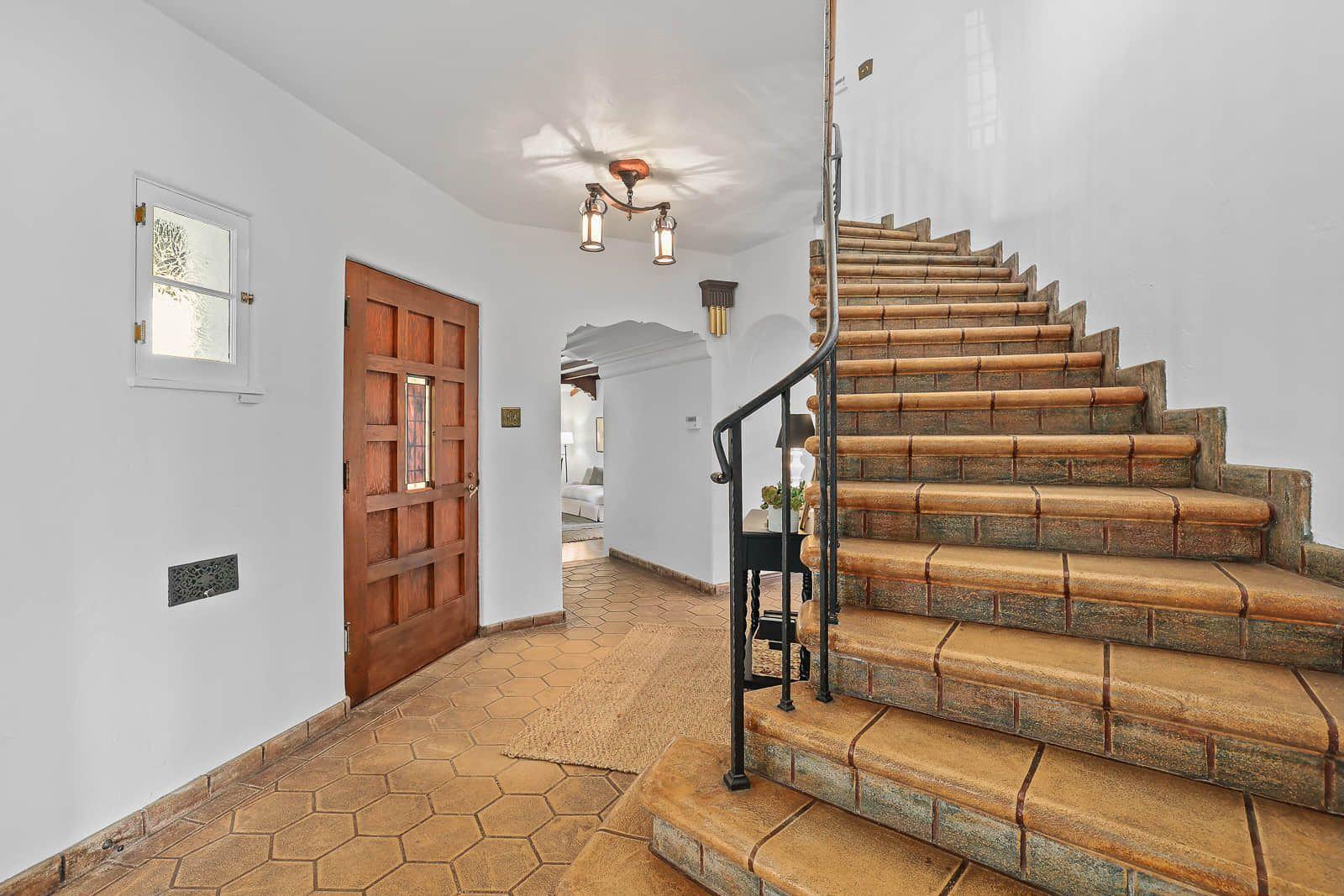 960 Rosemount Road Glendale, CA 91207 - Photo 28 of 75 Staircase