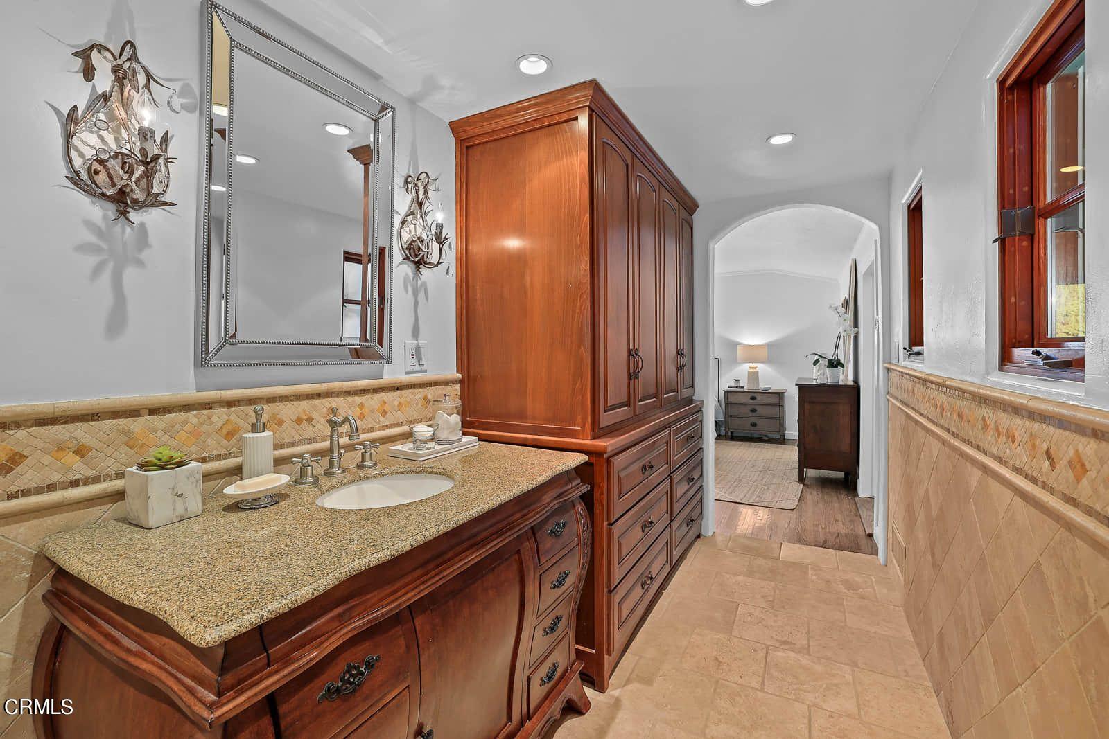 960 Rosemount Road Glendale, CA 91207 - Photo 35 of 75 Mastser Bath 1