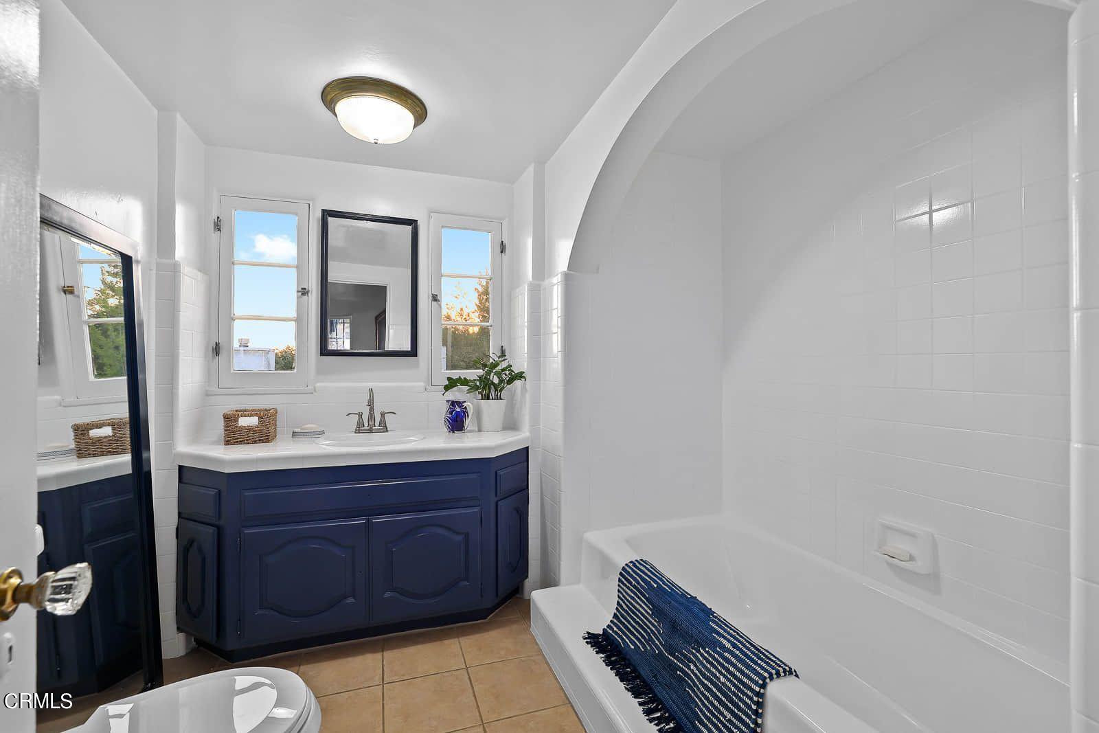 960 Rosemount Road Glendale, CA 91207 - Photo 41 of 75 Upstairs Bath