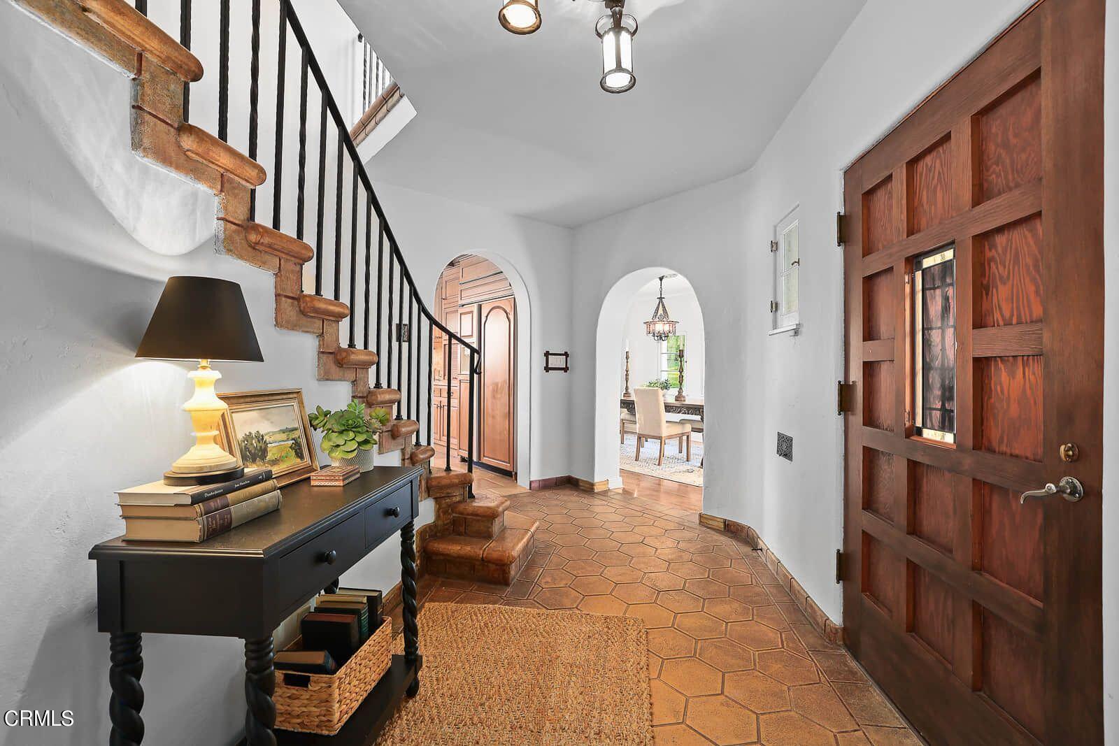 960 Rosemount Road Glendale, CA 91207 - Photo 9 of 75 Entry