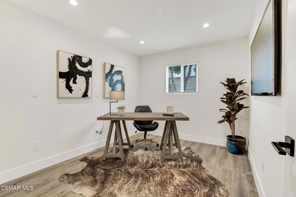 2339 Rudolph Drive Simi Valley, CA 93065 - Photo 18 of 60 a workspace with furniture and window