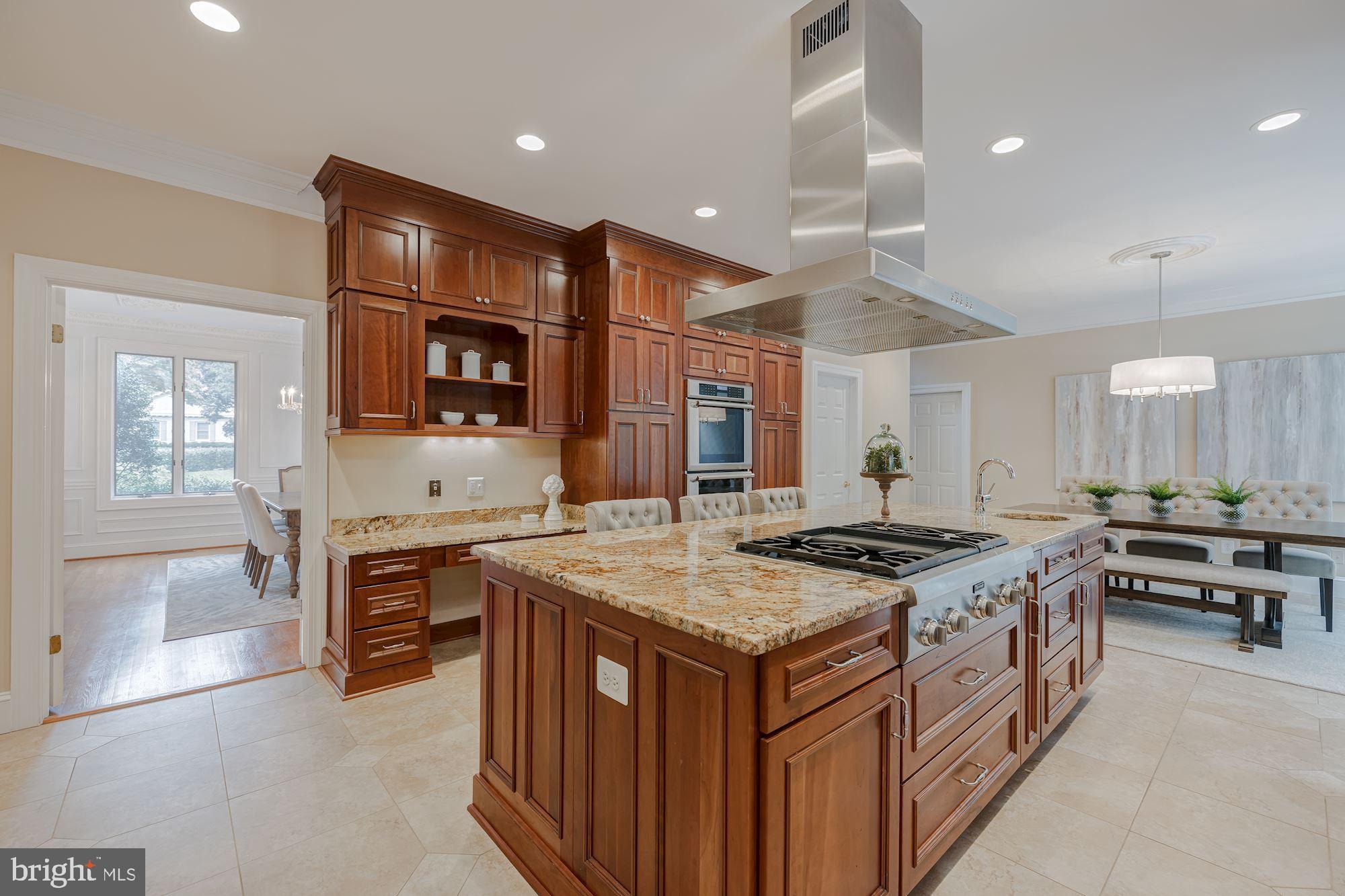 685 Potomac River Road McLean, VA 22102 - Photo 14 of 60 Gourmet Kitchen