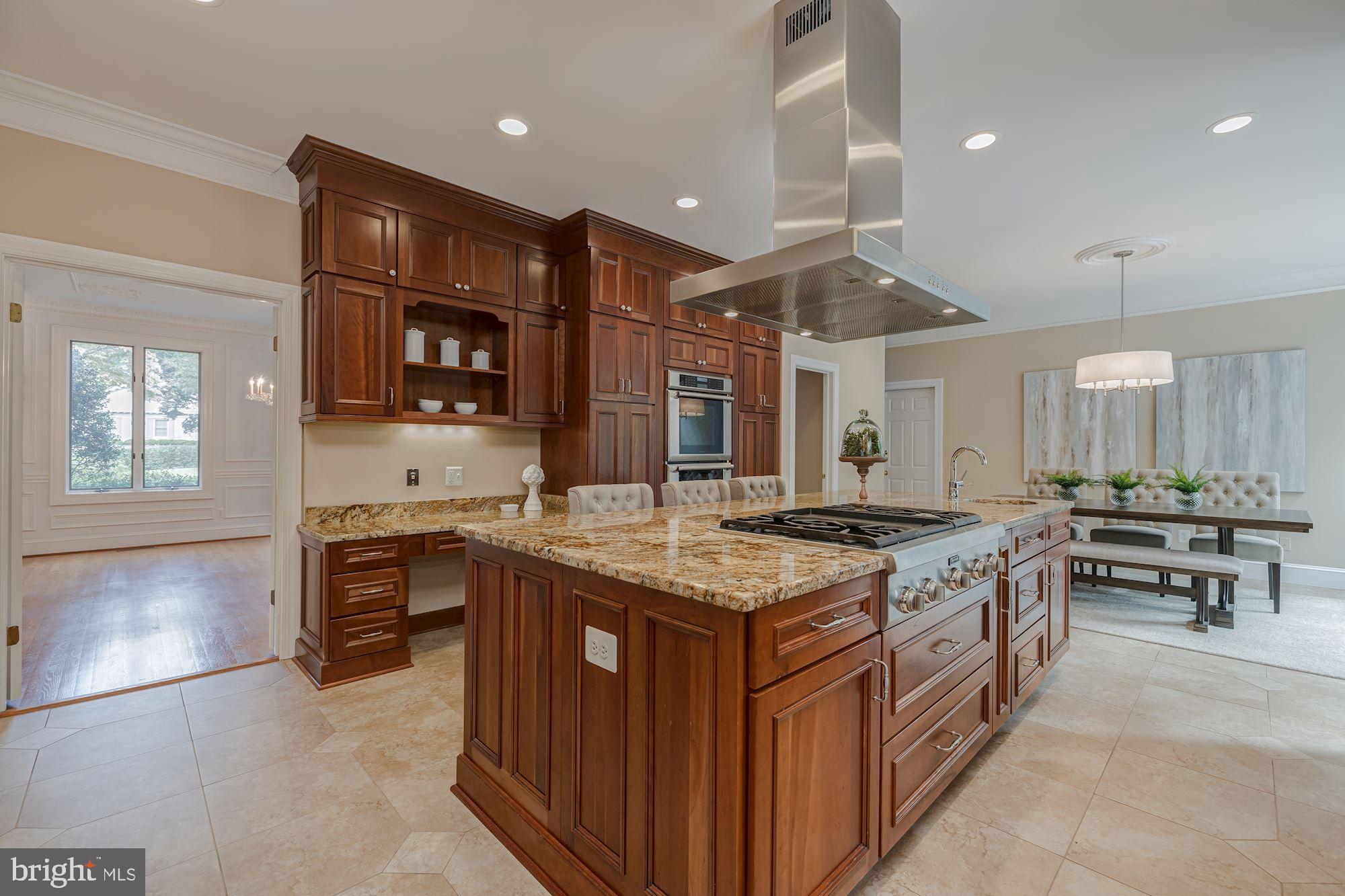 685 Potomac River Road McLean, VA 22102 - Photo 15 of 60 Gourmet Kitchen