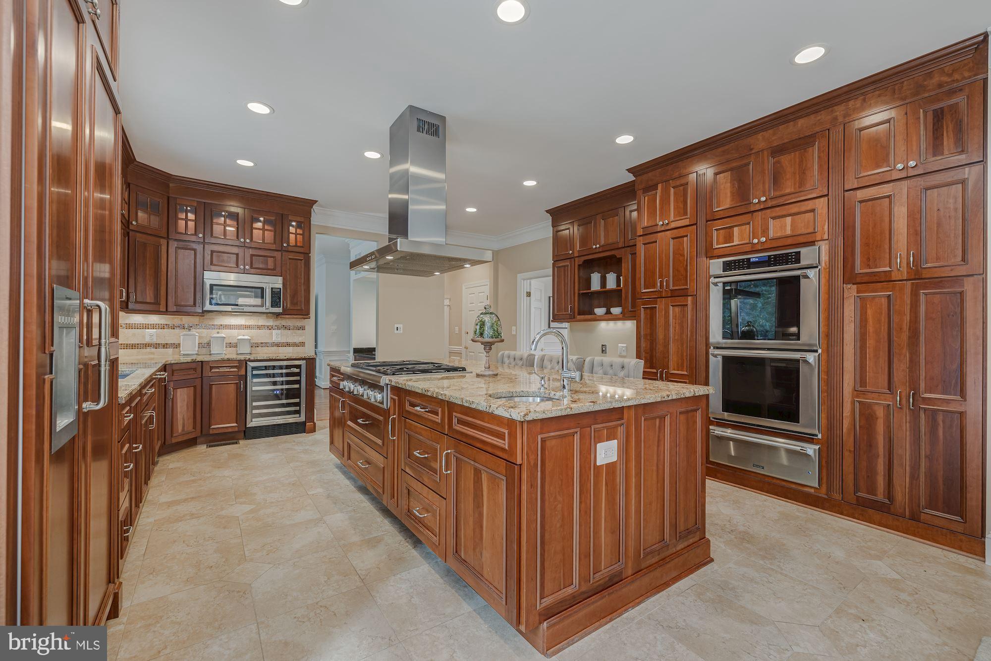 685 Potomac River Road McLean, VA 22102 - Photo 16 of 60 Gourmet Kitchen