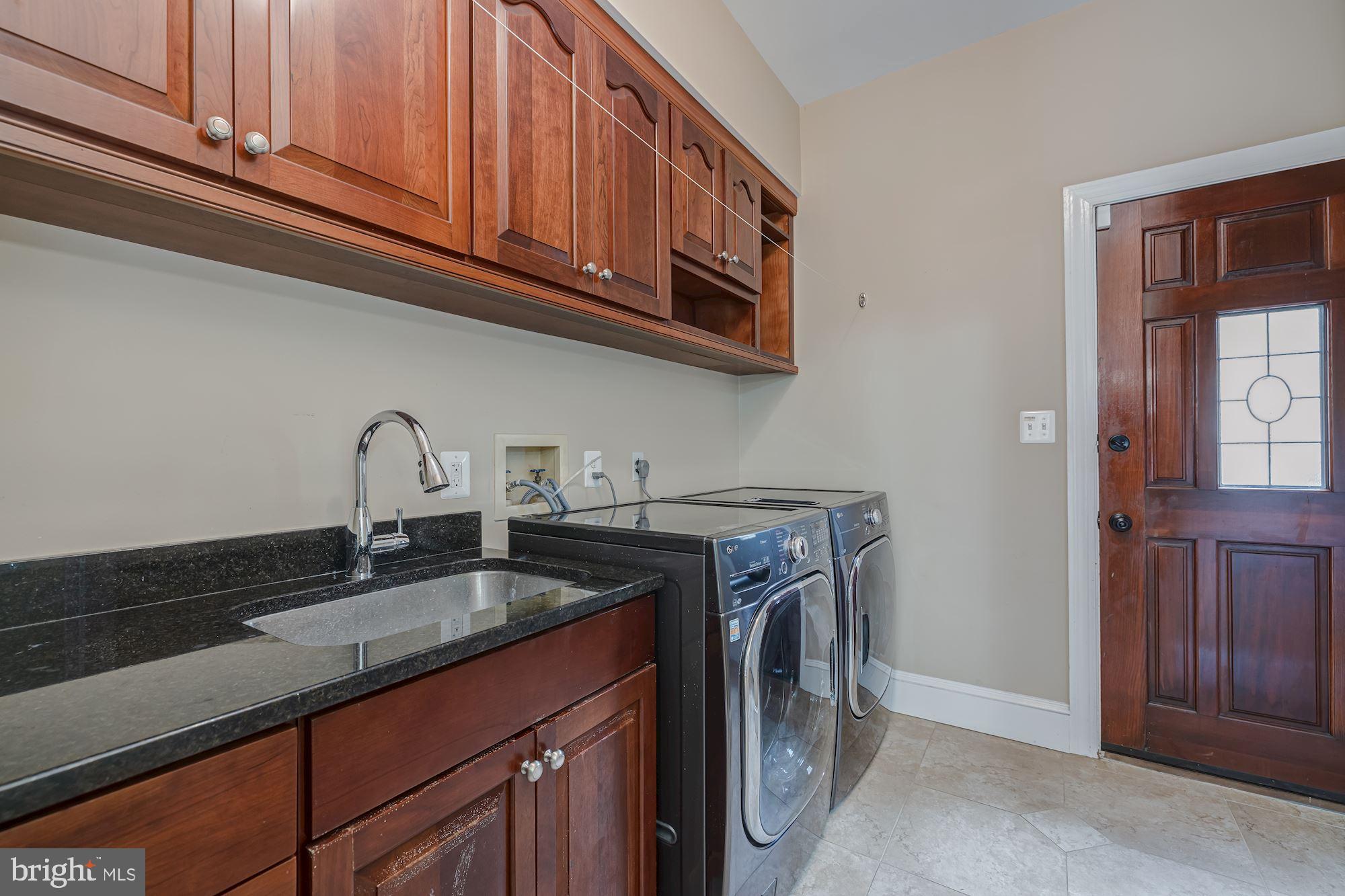 685 Potomac River Road McLean, VA 22102 - Photo 24 of 60 Laundry/Mudroom