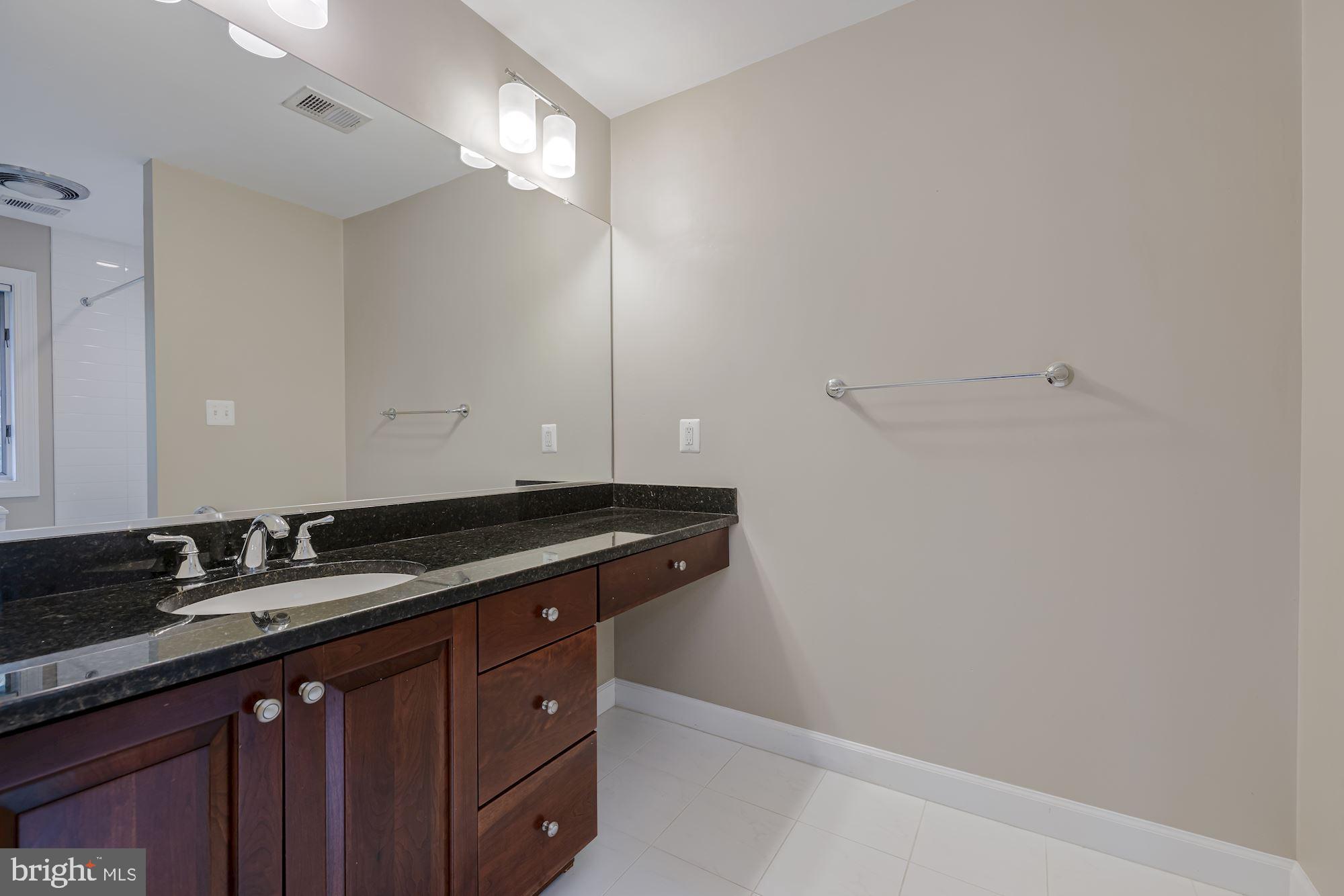 685 Potomac River Road McLean, VA 22102 - Photo 37 of 60 Bedroom 2 En Suite Bath