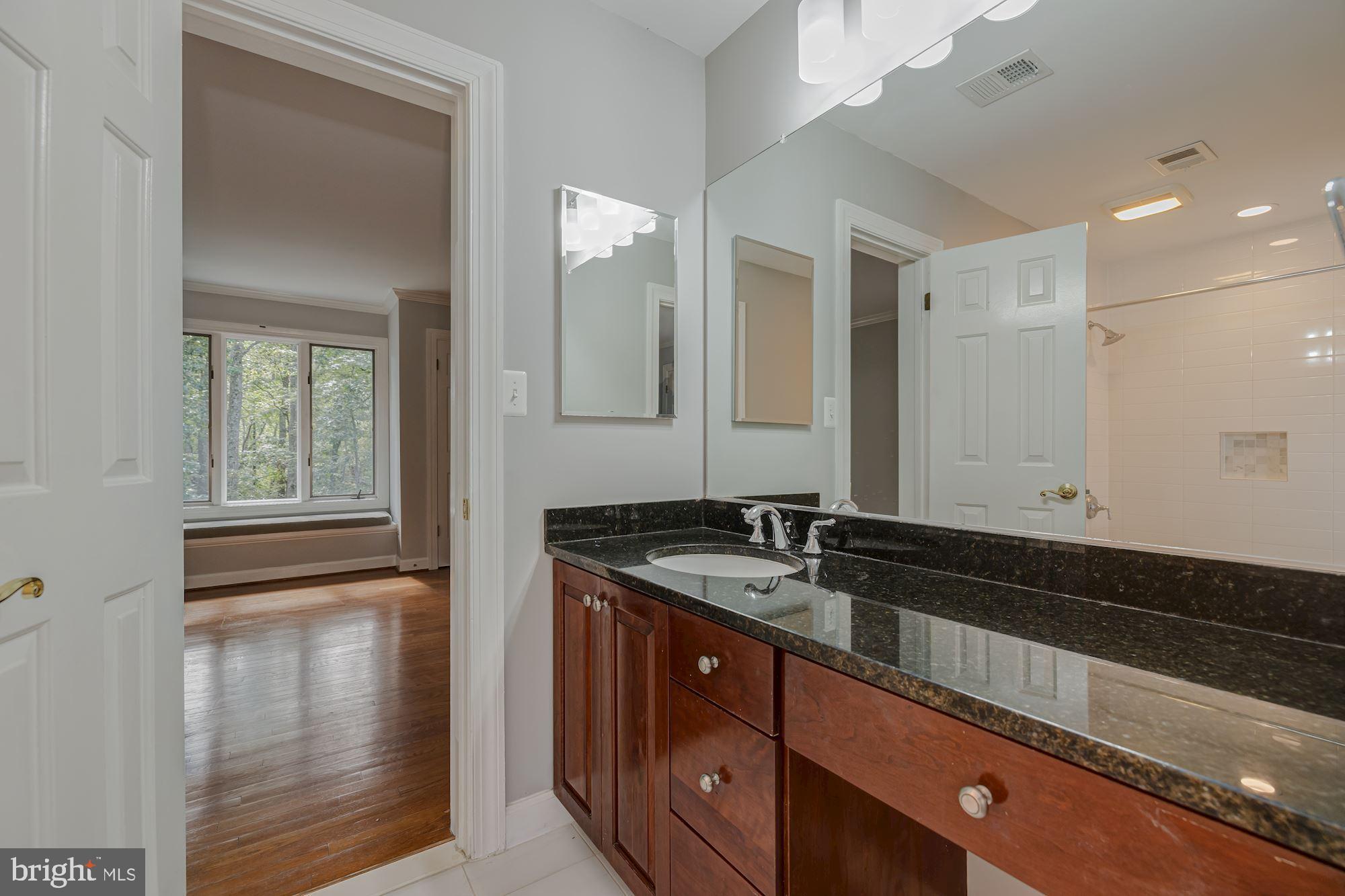 685 Potomac River Road McLean, VA 22102 - Photo 41 of 60 Jack & Jill Bath between Bedrooms 4 & 5
