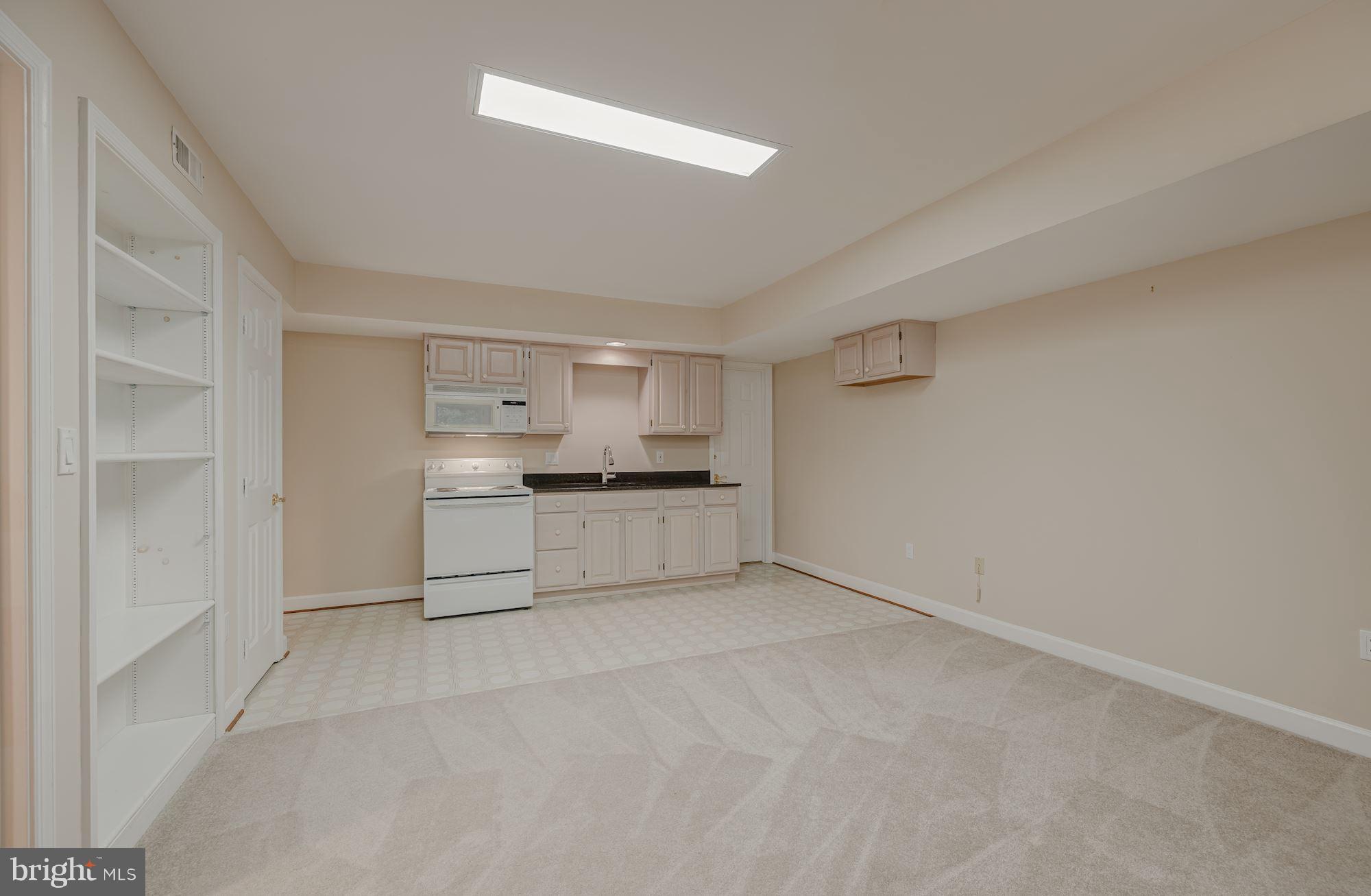 685 Potomac River Road McLean, VA 22102 - Photo 49 of 60 In-Law Suite w/ kitchenette