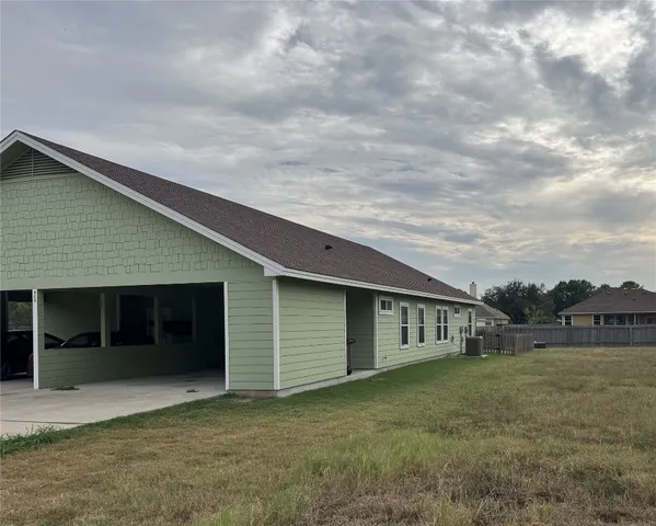 $1,450 | 905 B Crockett Street, Lockhart, TX 78644