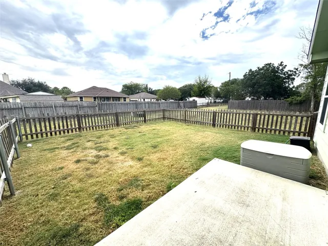 $1,450 | 905 B Crockett Street, Lockhart, TX 78644