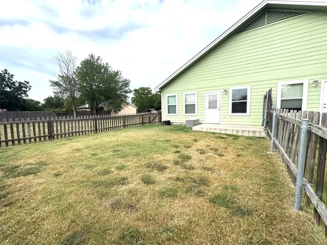 $1,450 | 905 B Crockett Street, Lockhart, TX 78644