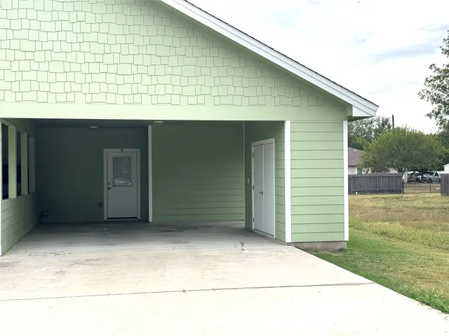 $1,450 | 905 B Crockett Street, Lockhart, TX 78644