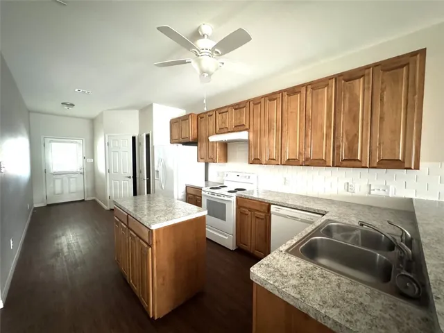 $1,450 | 905 B Crockett Street, Lockhart, TX 78644