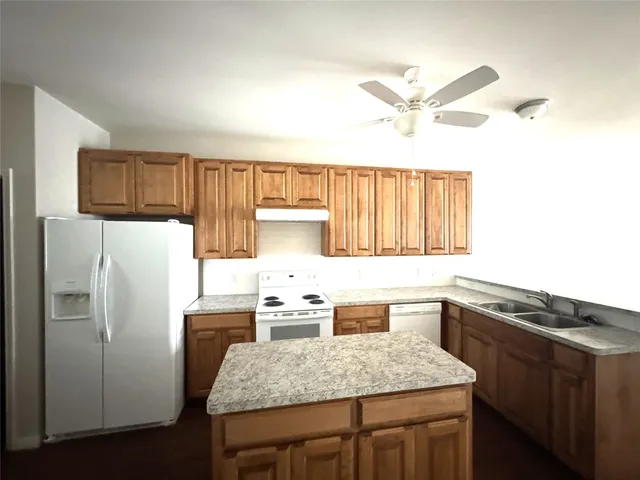 $1,450 | 905 B Crockett Street, Lockhart, TX 78644