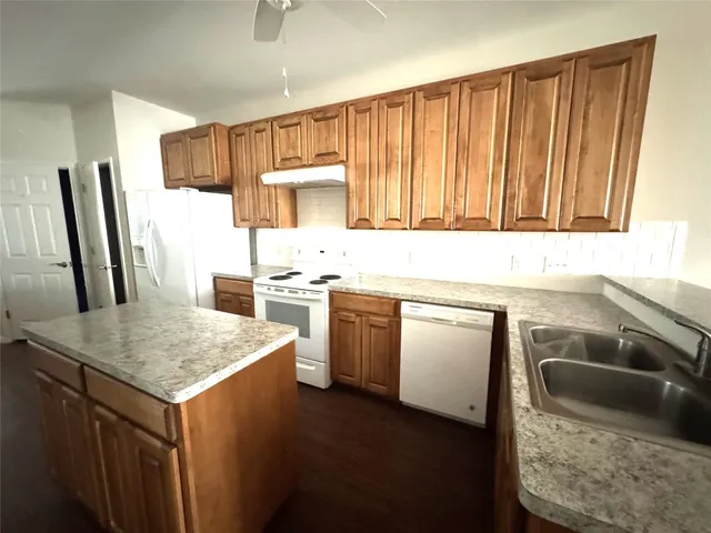 $1,450 | 905 B Crockett Street, Lockhart, TX 78644